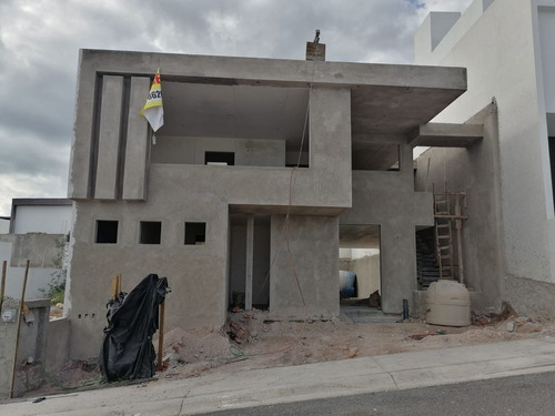 En Venta Residencia En Lomas De Juriquilla, Terreno 273 M2, 