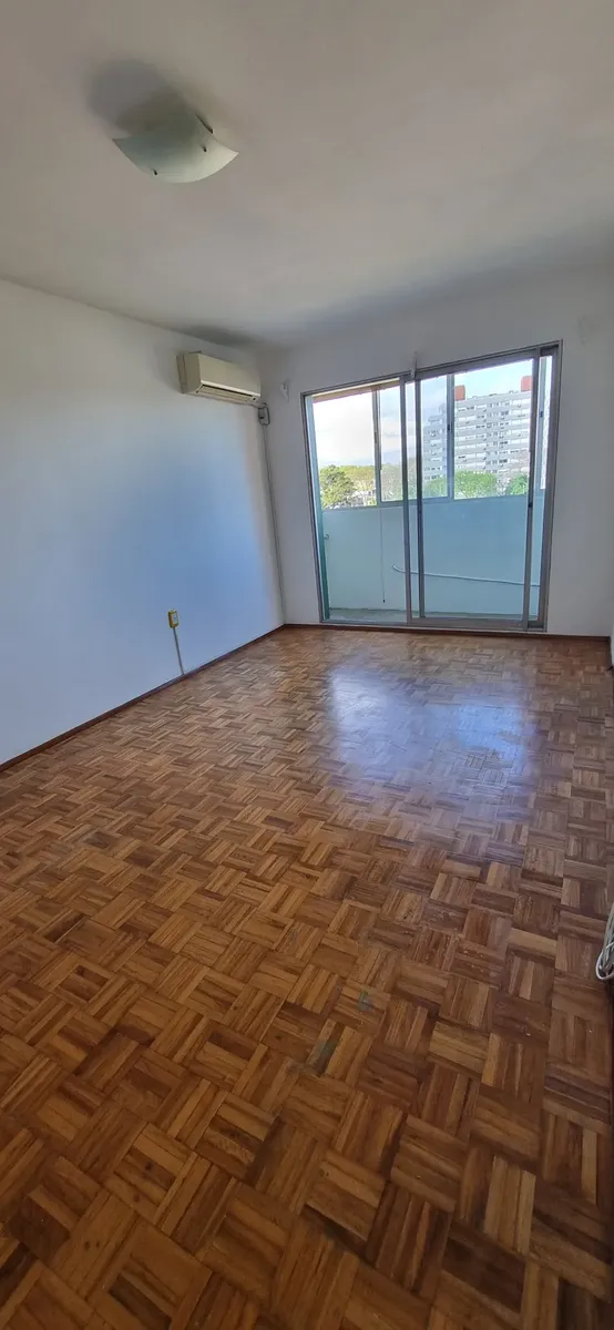 Apartamento Muy Luminoso. Vista Despejada. Muy Buena Ubicación! · Foto 2