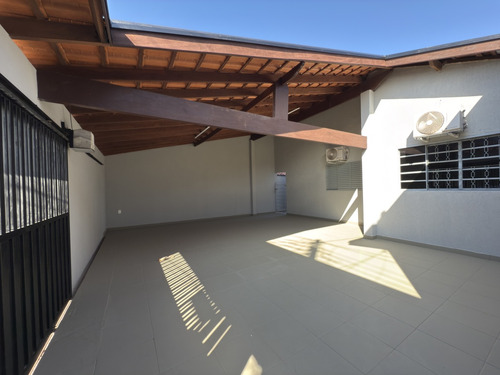 Casa Com 2 Dormitórios, Sala, Cozinha E Banheiros