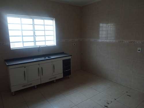 Casa De Três Quartos E Dois Banheiros Com Edícula