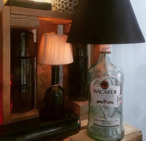 Imagen 2 de 2 de Lámpara De Botella Reciclada Y Base De Madera