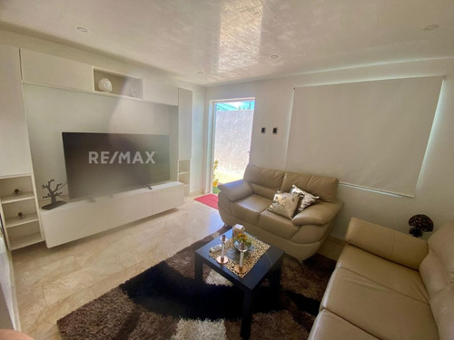 Re/max 2mil Alquila, Townhouse, Urbanización Vistamar, Maneiro, Isla De Margarita.