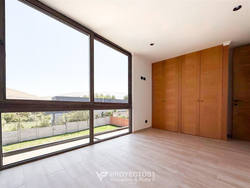 Moderna Y Espaciosa Casa Con Piscina, Jardín Y Quincho