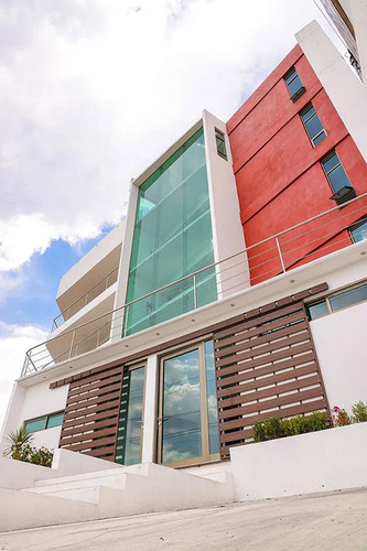Edificio De Oficinas En Vía Principal Con Vista Panorámica