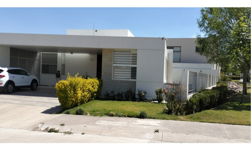 Residencia En Zona Exclusiva Coto Al Norponiente De La Ciudad De Aguascalientes De Un Nivel Y 4 Recamaras Canchas, Alberca Todas Las Amenidades En 610 Mts De Terreno Y 380 Mts De Construcción