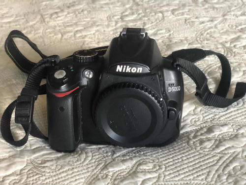Nikon D5000 + Lente 18-55mm Usada ( Uso Doméstico)