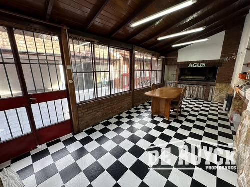 Casa Desarrollada En Una Sola Planta Sobre Amplio Lote
