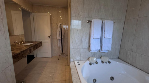 Hermosa Casa De 6 Ambientes Con Piscina Climatizada, Galeria Con Parrilla, Cochera Amplia Para Dos Autos.