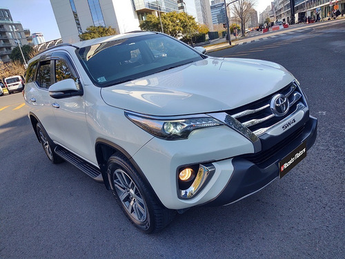 Imagen 8 de 25 de Toyota Hilux Sw4 2016 Srx 4x4 At 7 Asientos Abasto Motors