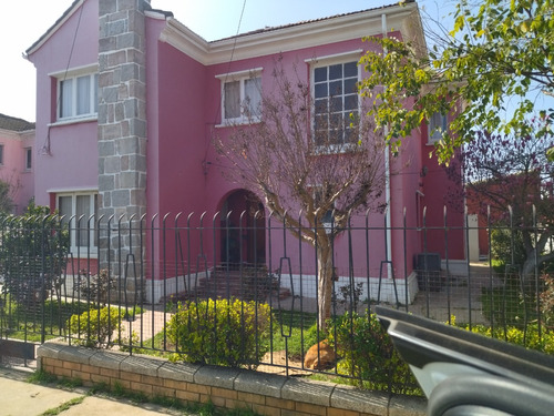 Gran Casa Con Taller En Barrio Residencial 