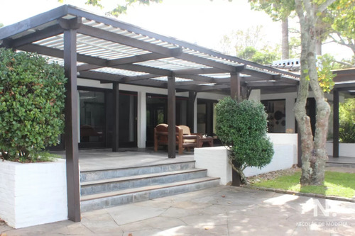 Excelente Casa De Seis Dormitorios Frente Al Mar - Solanas