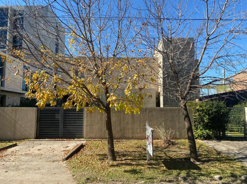Casa De 3 Dormitorios En Venta Con Parrillero -aldea Fisherton