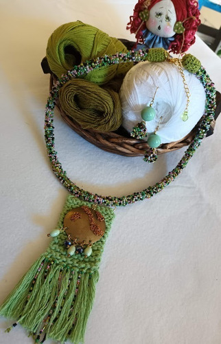Kit Colar Em Miçangas, Brincos, Duas Pulseiras.