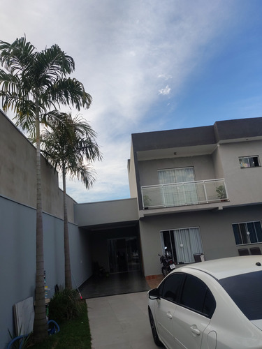 Casa De Três Quartos Dois Banheiros Sala De Estar Sala De Ja