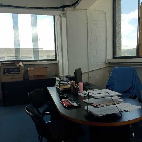 Imagen 10 de 17 de Venta De Amplio Local Comercial, Ubicado En Edificio Industrial En Los Ruíces,