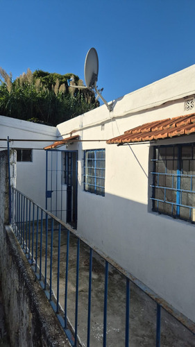 Aparicio Saravia Y Belloni, Apto Tipo Casa De 1 Dormitorio 