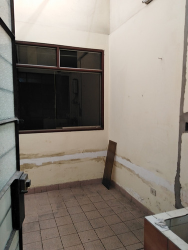 Casa Bien Ubicada 2 Pisos C/ Aires P/2 Pisos