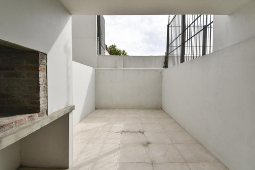 ¡apartamento Monoambiente En Venta En Buceo Con Patio Y Parrillero!