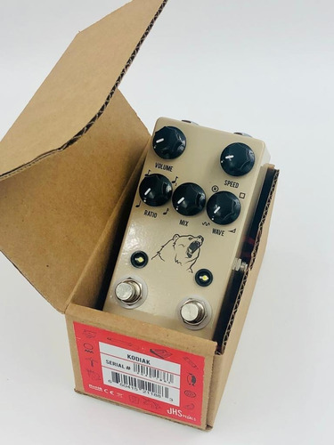 Pedal de guitarra Jhs Kodiak Tremolo (nuevo/nf), color crema