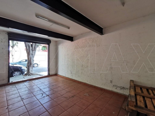 Casa En Esquina Con 430 M2 De Construcción.