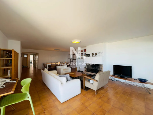 Apartamento En Venta, 4 Dormitorios, Torre De Categoría, Punta Del Este