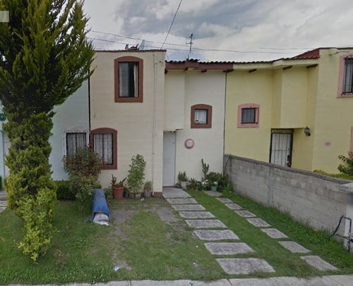 Casa En Venta En Paseos Santin, Toluca, St08