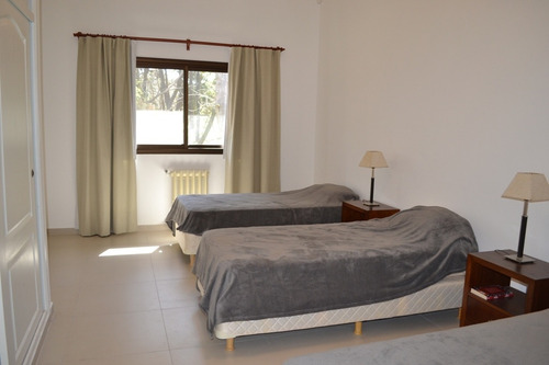 Chalet De Estilo Tradicional En Carilo A 50 Mts Del Mar!!!