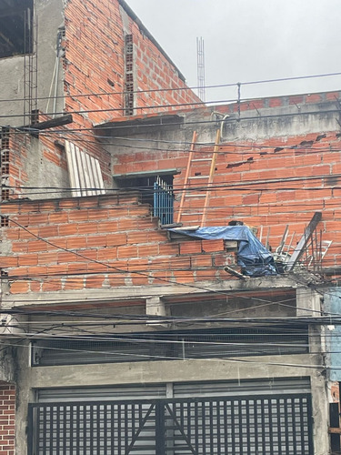 Casa Com 6 Quartos, Galpão E Banheiro.