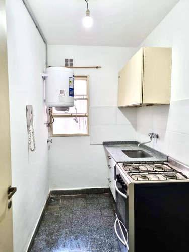Alquiler 2 Ambientes Moron 3196 Flores 2 Piso Muy Luminoso, Zona Comercial
