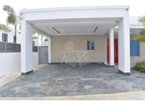 Moderna Casa En Venta Con Piscina, Santiago (jpc-224)