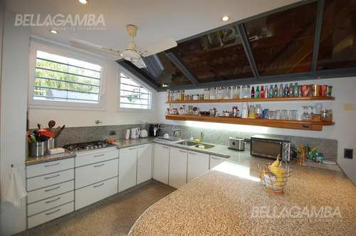 Imagen 19 de 30 de Destacada Propiedad Con Imponente Parque Y Piscina. Excelente Diseño Y Calidad Constructiva.