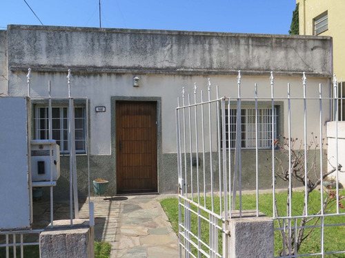 Ph Venta, Al Frente, Entrada Auto, Próximo A Estación Morón.