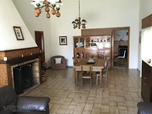 Casa En Venta Con Renta 4 Dormitorios 2 Baños Con Garaje Y Patio- Av. San Martín - Cerrito- Ref: 1424
