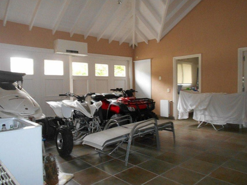 Chalet Moderno, En Dos Plantas, De 4 Dormitorios, Doble Gara