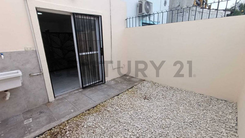 Ph En Venta Castelar Con Patio Y Cochera Apto Prefesional Y Apto Credito.