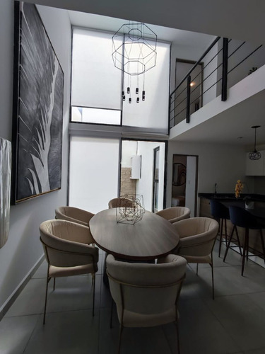 Casa En Venta Entre El Refugio Y Zibata, Doble Altura, 3 Recamaras, 3.5 Baños