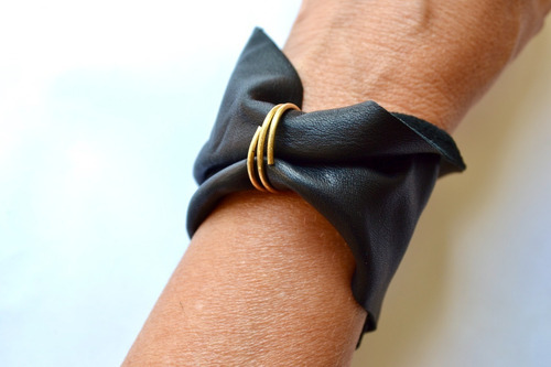 Imagen 2 de 4 de Brazalete Pulsera Moño De Cuero Negro Con Detalle De Bronce