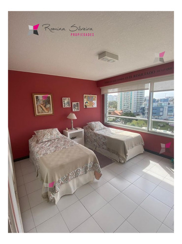 Imagen 21 de 23 de Venta De Apartamento De 3 Dormitorios Frente Al Mar En Edificio Tiburon En Punta Del Este