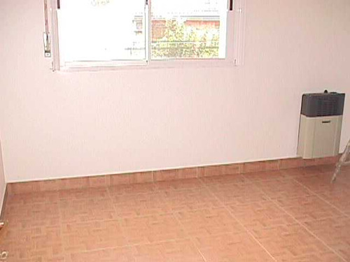 Alquilo Excelente Piso En Caseros De 3 Ambientes Grandes Con Terraza Y Patio Propio!! F: 4571