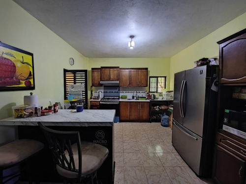 Casa En Venta En Col. Iztaccihuatl De Dos Niveles Con Jardín.