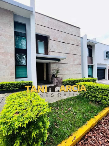 Vendo Casa Excelente Ubicación, Frente A Plaza Shangrila
