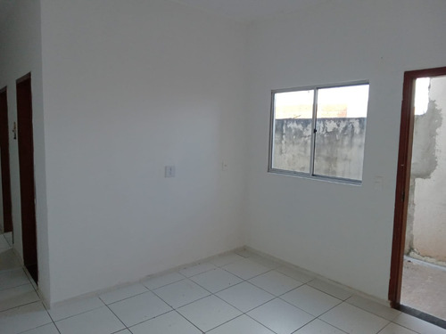 Duas Casas Germinadas Com 4 Cômodos, Garagem, Quintal E Lavanderia