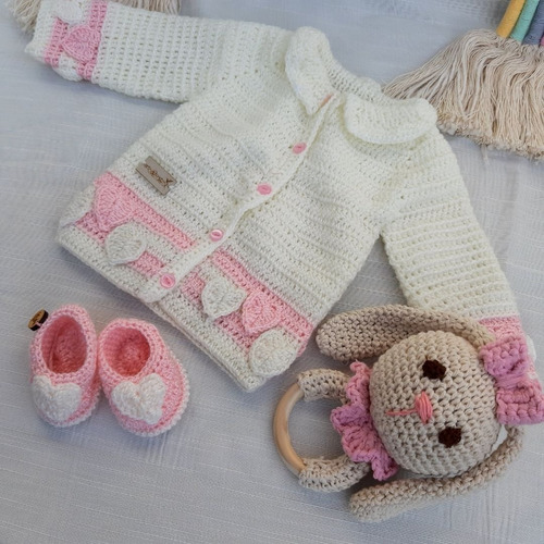 Imagen 1 de 1 de Set De Nacimiento 3 Piezas Saco Corazones Zapatos Y Sonajero