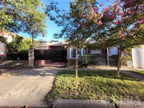 Imagen 2 de 15 de Venta Casa 3 Ambientes Con Jardín, Cochera, Patio Y Terraza En Quilmes Oeste (30949)
