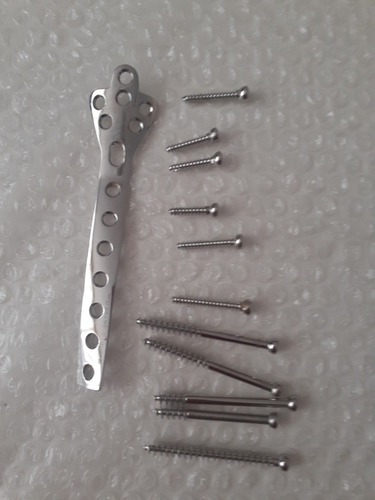 Platina Y Tornillo De Titanio Para Fractura Tibia Y Perone (Usado)