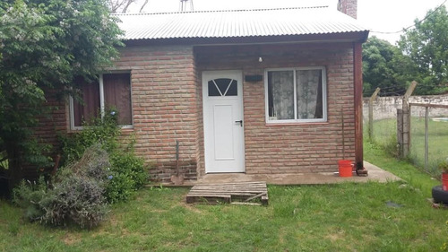 Imagen 2 de 8 de En Venta!! Casa De Pueblo Con Amplio Lote Y Local Comercial - Agustina (ba)