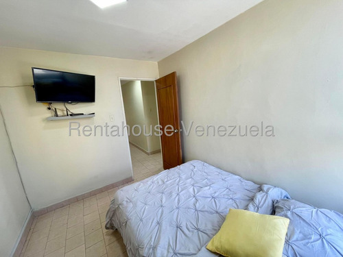 Hermoso Apartamento En Venta En Una De Las Zonas Mas Concurridas Al Este De La Ciudad,urb Club Hipico Las Trinitarias Barquisimeto - M -c -t- #// Monica Carrasquel, Rah Centro Occidente /*# Oportunida