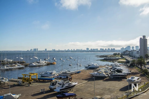 Apartamento En Venta Sobre El Puerto De Punta Del Este. Amplios Ambientes. 