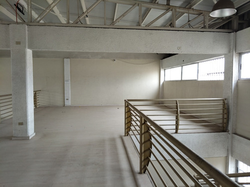 Local 200 Mts. Libres, Primera Linea Vicuña Mackenna.-