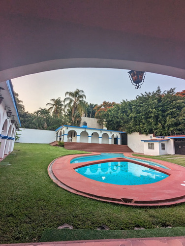 Excelente Casa En La Ciudad De Cuernavaca. Ubicacion Inmejorable, Amplio Jardin Y Una Gran Alberca De  25 Mts Aprox. 